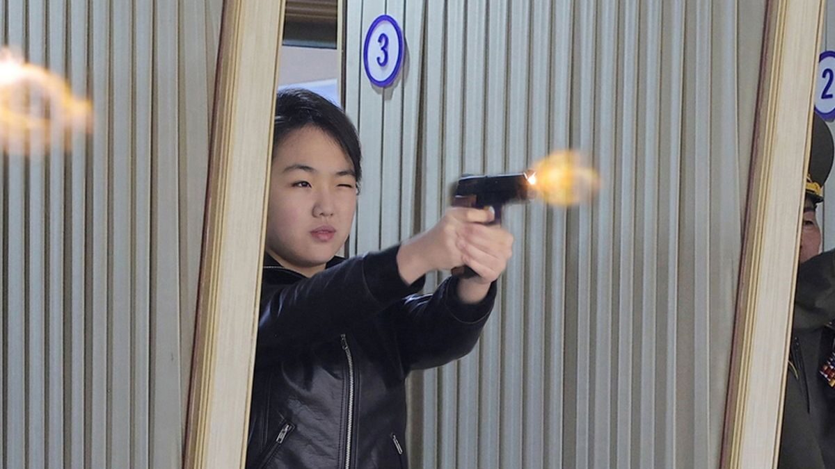 Η Κιμ Τζου Ε με πιστόλι