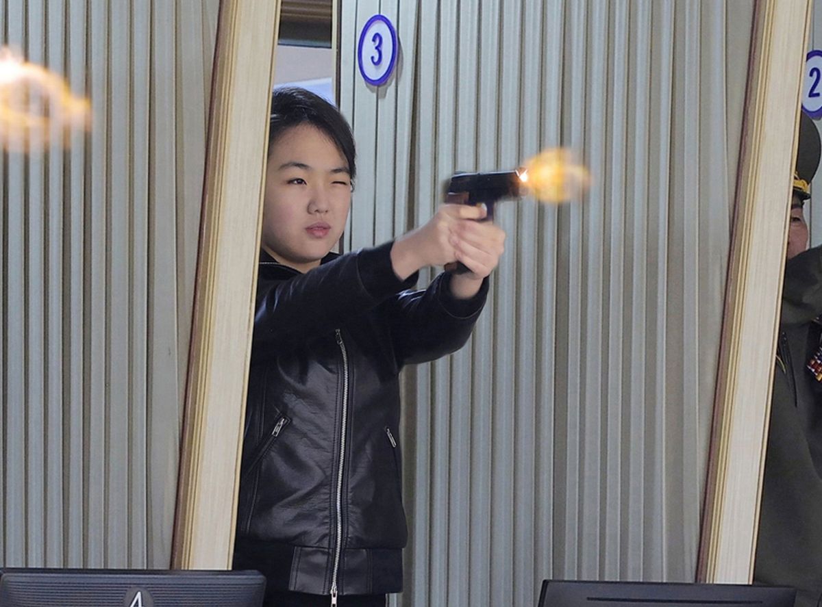 Η Κιμ Τζου Ε με πιστόλι
