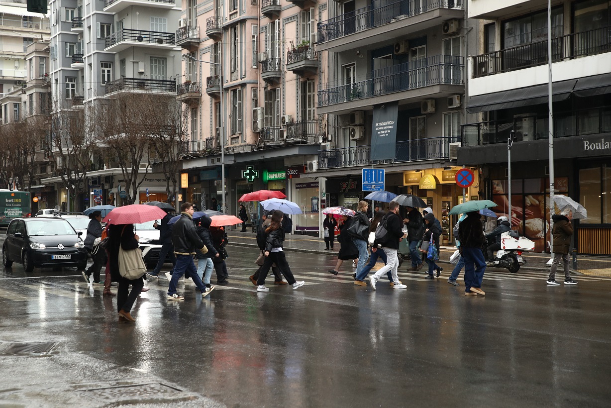 Καιρός σήμερα: Βροχές και καταιγίδες σε όλη τη χώρα – Δεν ξεπερνά τους 29°C η θερμοκρασία