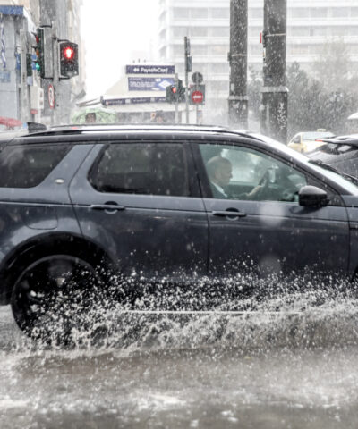 Αυτοκίνητο στη βροχή