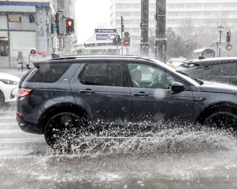 Αυτοκίνητο στη βροχή