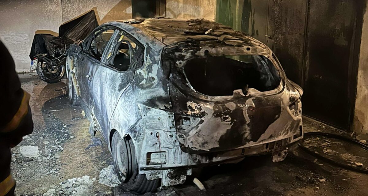 Θεσσαλονίκη: Κάηκε ολοσχερώς αμάξι σε πολυκατοικία, ζημιές και σε δύο δίκυκλα