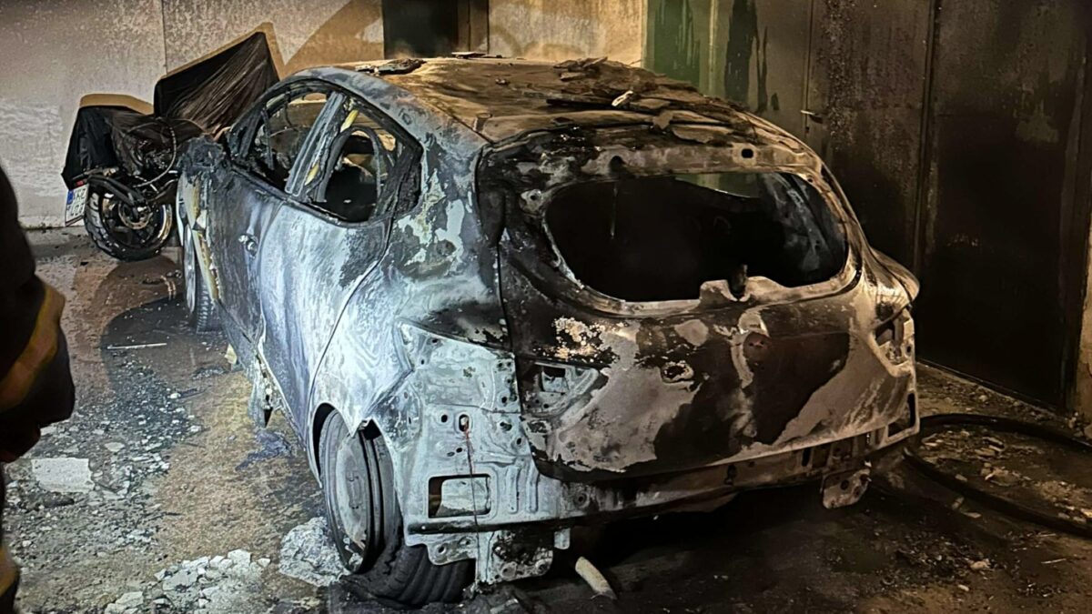 Θεσσαλονίκη: Κάηκε ολοσχερώς αμάξι σε πολυκατοικία, ζημιές και σε δύο δίκυκλα