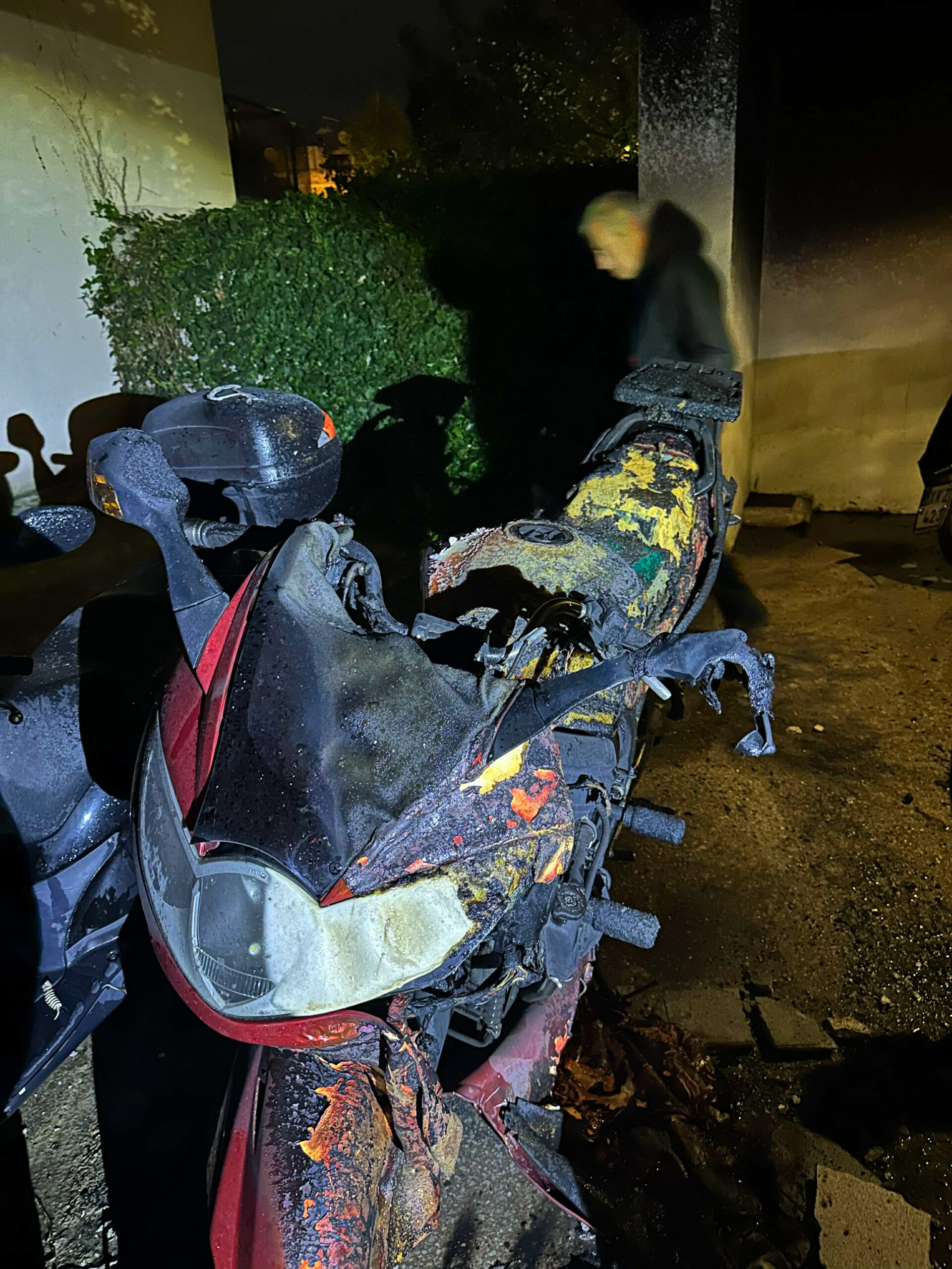 ΦΩΤΙΑ ΣΕ ΑΥΤΟΚΙΝΗΤΟ ΣΕ ΠΙΛΟΤΗ ΠΟΛΥΚΑΤΟΙΚΙΑΣ ΣΤΗΝ ΟΔΟ ΠΑΣΤΕΡ ΣΤΗΝ ΚΑΛΑΜΑΡΙΑ ΘΕΣΣΑΛΟΝΙΚΗΣ (EUROKIINISSI/ΛΙΑ ΦΩΚΑ)