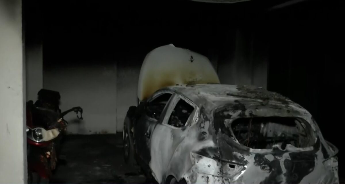 Θεσσαλονίκη: Κάηκε ολοσχερώς αμάξι σε πολυκατοικία, ζημιές και σε δύο δίκυκλα