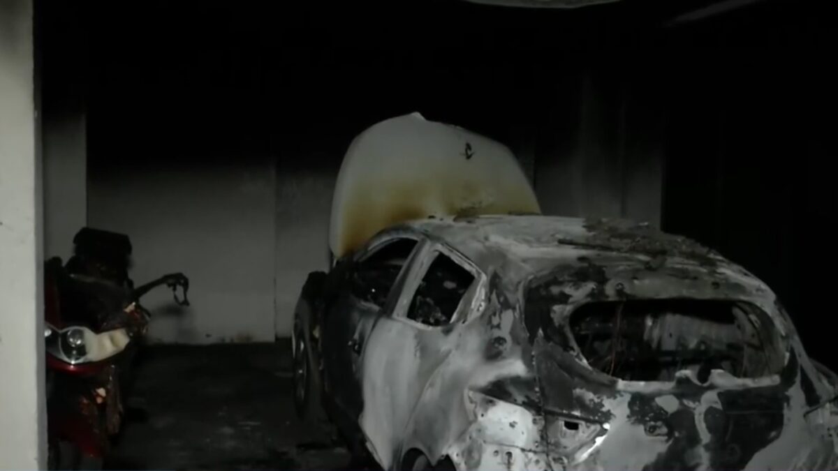 Θεσσαλονίκη: Κάηκε ολοσχερώς αμάξι σε πολυκατοικία, ζημιές και σε δύο δίκυκλα