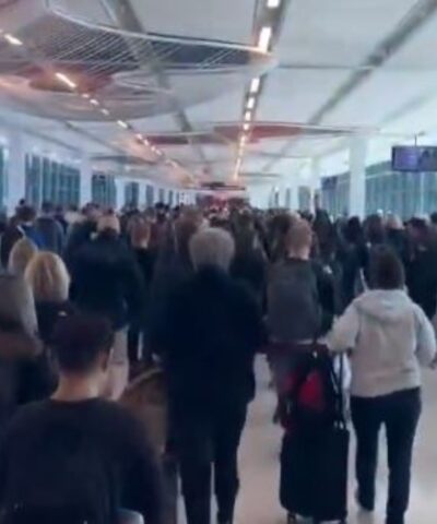 Κόσμος εκκενώνει το αεροδρόμιο στο Κάνσας