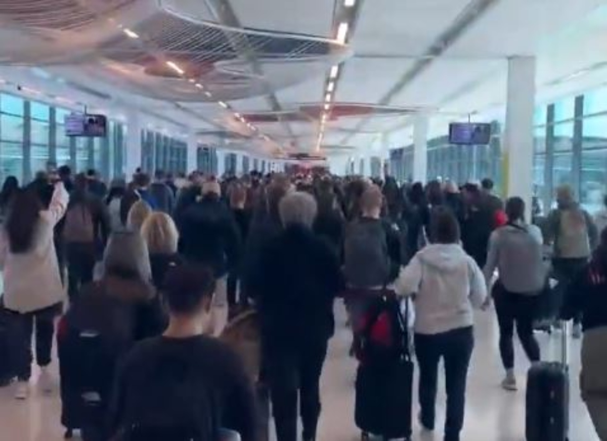 Κόσμος εκκενώνει το αεροδρόμιο στο Κάνσας