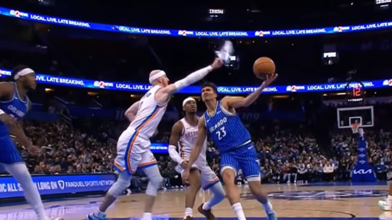 NBA: Ο Άλεξ Καρούσο των Οκλαχόμα Σίτι Θάντερ χρησιμοποίησε το παπούτσι του για να κόψει αντίπαλο και δέχθηκε τεχνική ποινή