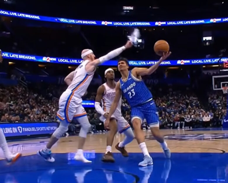 NBA: Ο Άλεξ Καρούσο των Οκλαχόμα Σίτι Θάντερ χρησιμοποίησε το παπούτσι του για να κόψει αντίπαλο και δέχθηκε τεχνική ποινή