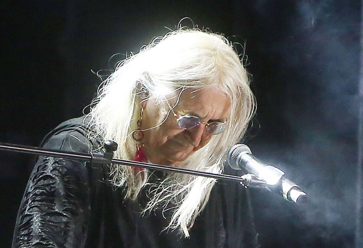 Νίκος Καρβέλας