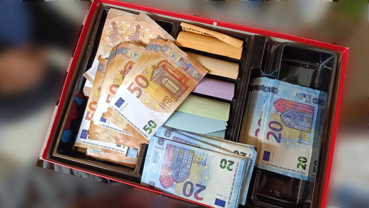 Τα πλαστά χαρτονομίσματα μέσα σε κουτί επιτραπέζιου παιχνιδιού