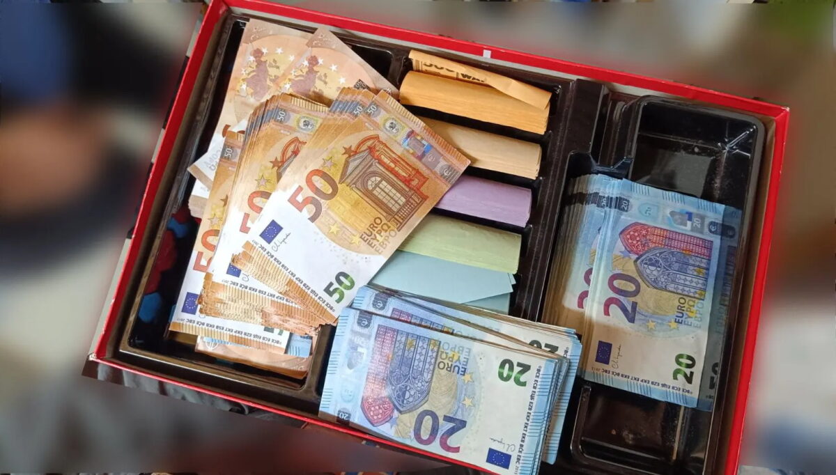 Τα πλαστά χαρτονομίσματα μέσα σε κουτί επιτραπέζιου παιχνιδιού