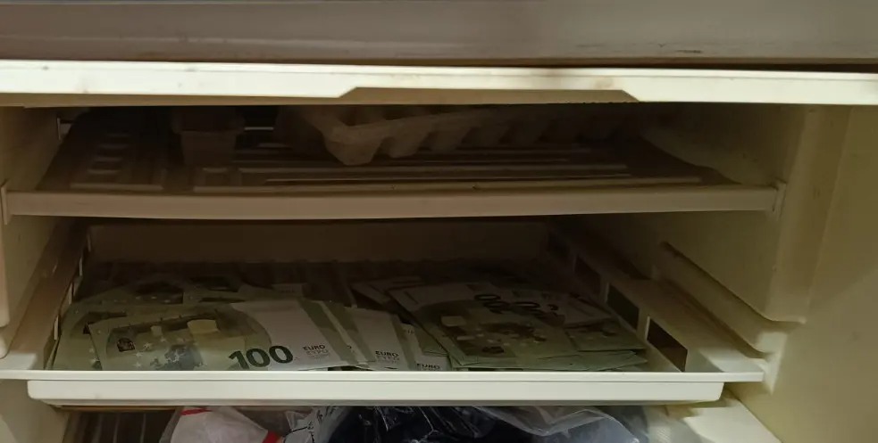 Πλαστά χαρτονομίσματα μέσα στο ψυγείο