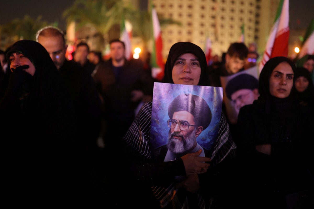 Ιρανή θρηνεί για τον θάνατο του Αλί Χαμενεΐ κρατώντας φωτογραφία του