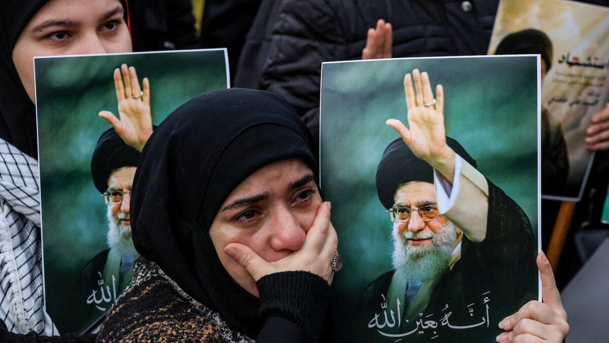 Ιρανή θρηνεί για τον θάνατο του Αλί Χαμενεΐ κρατώντας φωτογραφία του