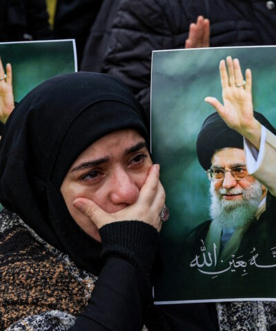Ιρανή θρηνεί για τον θάνατο του Αλί Χαμενεΐ κρατώντας φωτογραφία του
