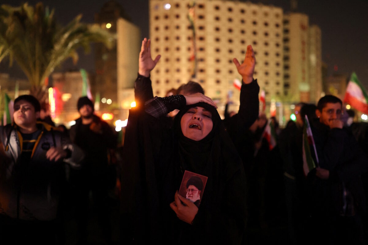 Ιρανή θρηνεί για τον θάνατο του Αλί Χαμενεΐ κρατώντας φωτογραφία του