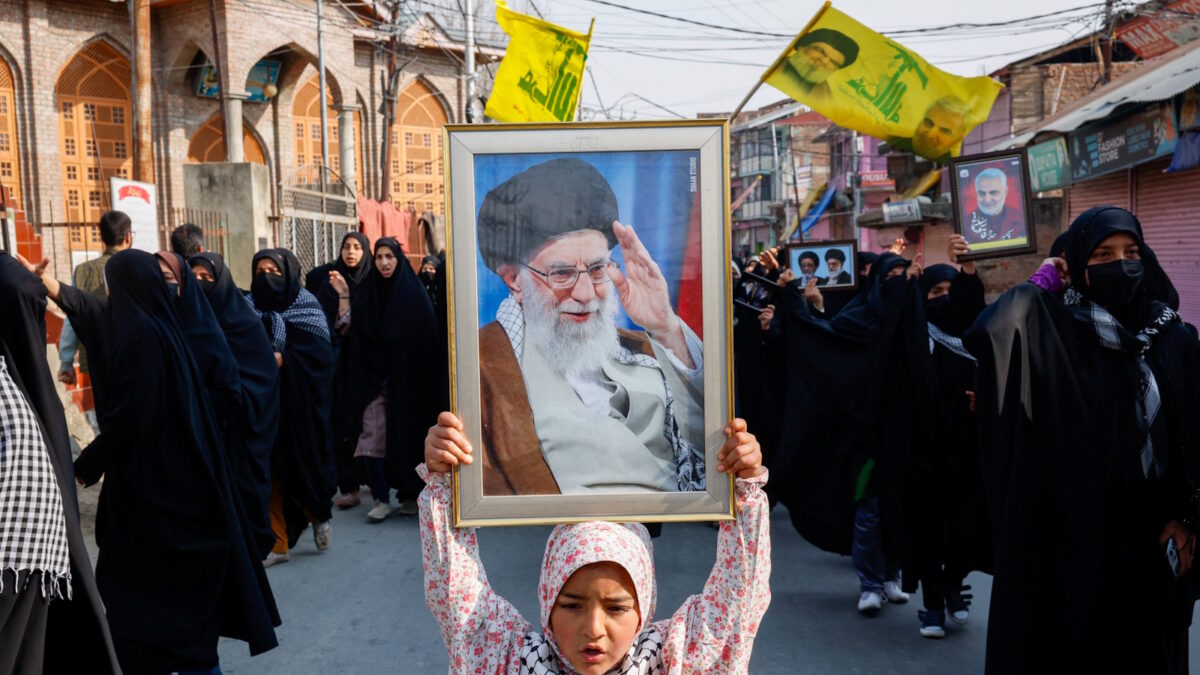 Κοριτσάκι κρατάει φωτογραφία του αγιατολάχ Αλί Χαμενεΐ