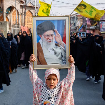 Κοριτσάκι κρατάει φωτογραφία του αγιατολάχ Αλί Χαμενεΐ