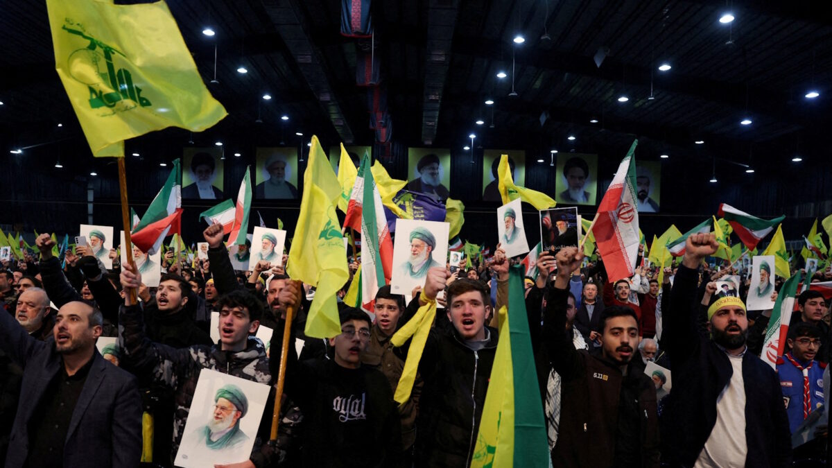 Άνθρωποι θρηνούν για τον θάνατο του Αλί Χαμενεΐ