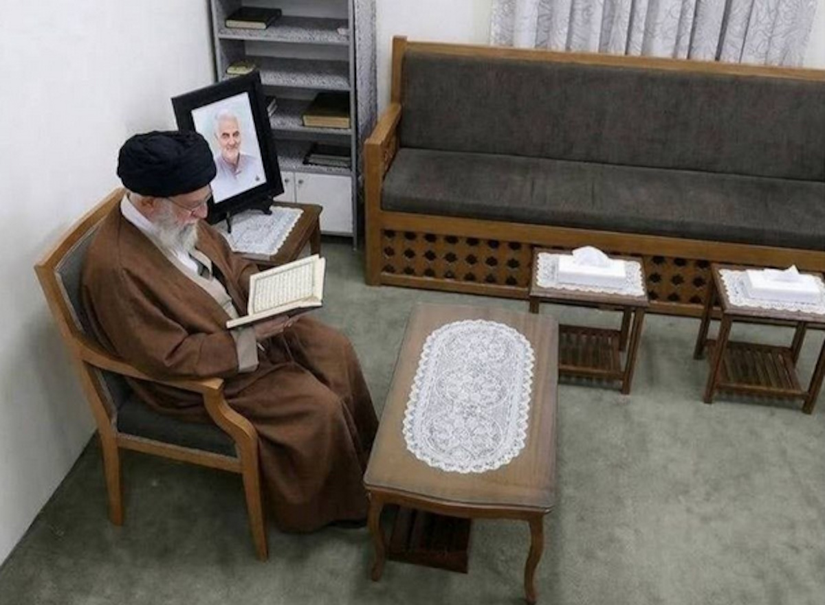 Μέση Ανατολή: Η «τελευταία φωτογραφία» του Αλί Χαμενεΐ κυκλοφορεί στα social media