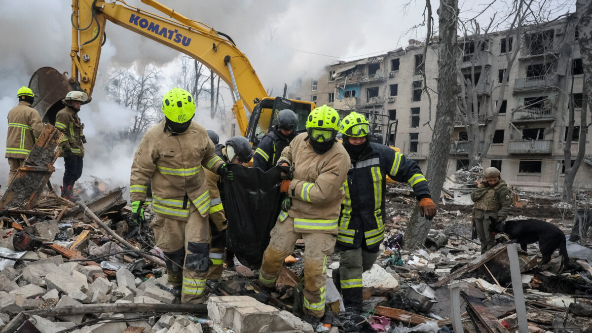 Rescuers carry a bag with the body of a person found under debris of an apartment building which was hit during overnight Russian missile strikes, amid Russia's attack on Ukraine, in Kharkiv, Ukraine March 7, 2026. REUTERS/Vyacheslav Madiyevskyy