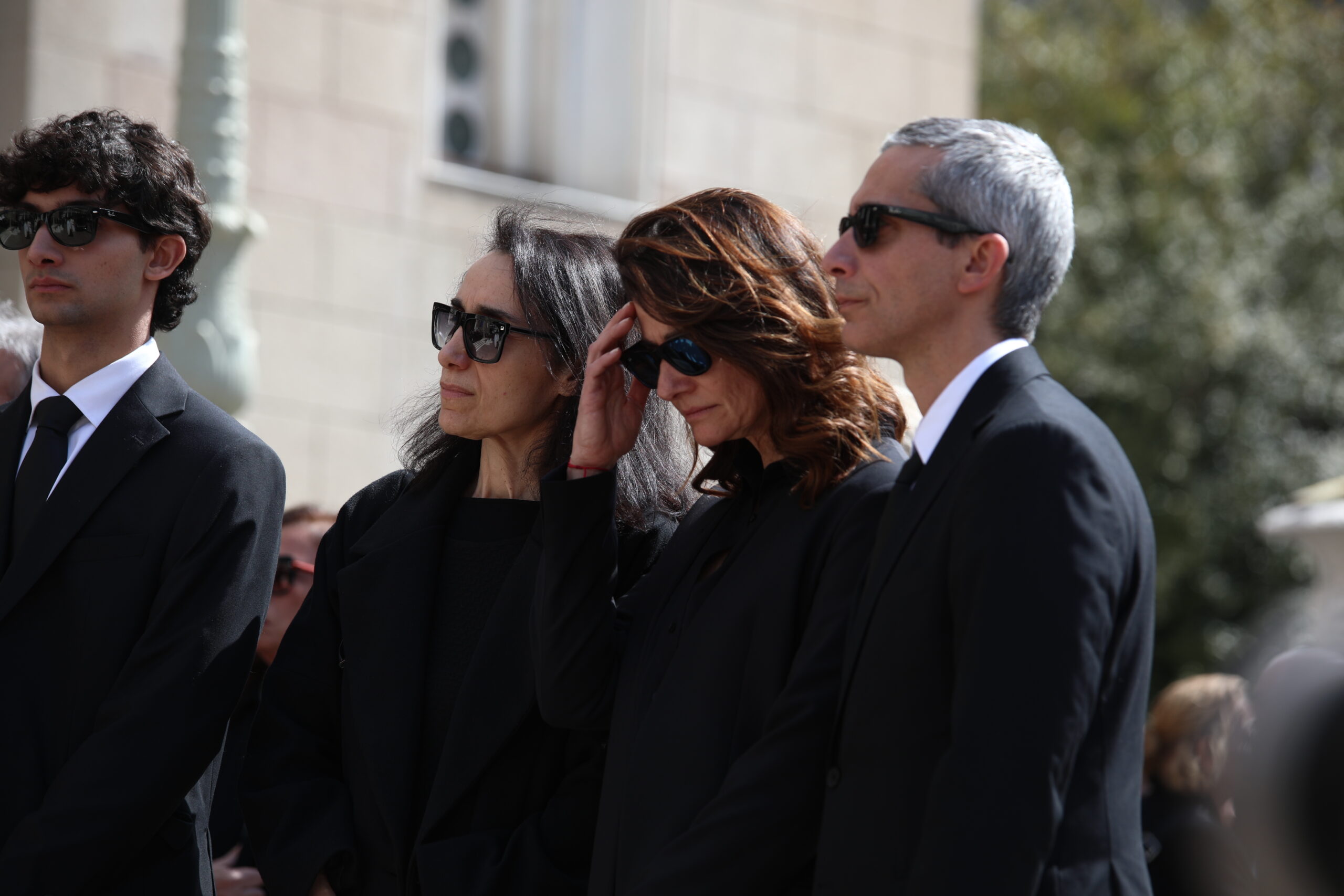 Κηδεία της τραγουδίστριας Μαρινέλλας, στην Μητρόπολη Αθηνών, Τρίτη 31 Μαρτίου 2026. Η Μαρινέλλα πέθανε σε ηλικία 87 ετών έπειτα από έπειτα από σοβαρό εγκεφαλικό επεισόδιο που είχε υποστεί τον Σεπτέμβριο του 2024 τραγουδώντας στη σκηνή του Ηρωδείου. Πρωταγωνίστησε  στη μουσική σκηνή επί 65 χρόνια. Ερμήνευσε αμέτρητα τραγούδια σπουδαίων συνθετών και στιχουργών, ενώ γνώρισε αμέτρητο θαυμασμό σε κάθε εμφάνισή της σε κέντρα, θεατρικές σκηνές και συναυλιακούς χώρους. (ΔΑΝΑΗ ΔΑΥΛΟΠΟΥΛΟΥ