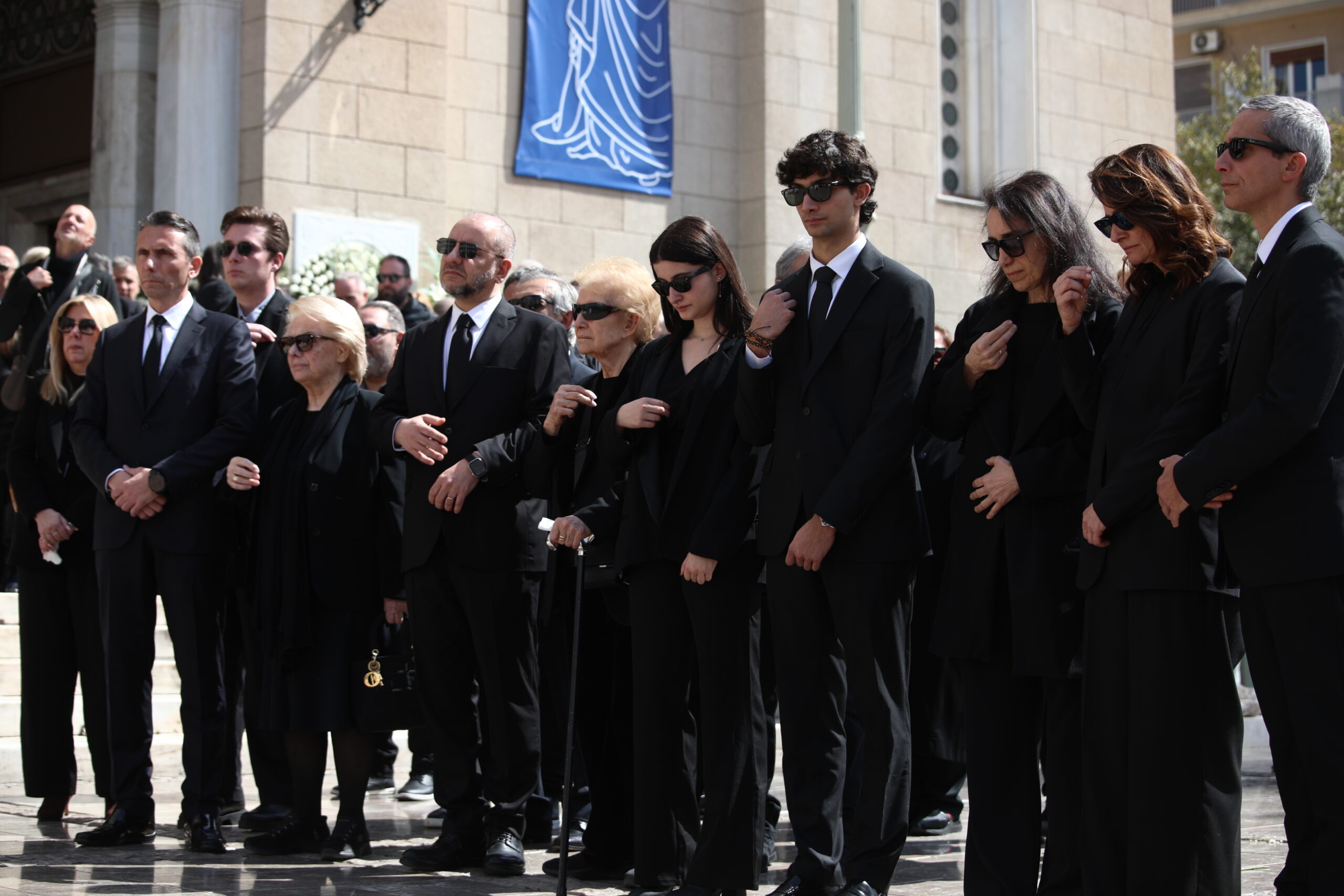 Κηδεία της τραγουδίστριας Μαρινέλλας, στην Μητρόπολη Αθηνών, Τρίτη 31 Μαρτίου 2026. Η Μαρινέλλα πέθανε σε ηλικία 87 ετών έπειτα από έπειτα από σοβαρό εγκεφαλικό επεισόδιο που είχε υποστεί τον Σεπτέμβριο του 2024 τραγουδώντας στη σκηνή του Ηρωδείου. Πρωταγωνίστησε  στη μουσική σκηνή επί 65 χρόνια. Ερμήνευσε αμέτρητα τραγούδια σπουδαίων συνθετών και στιχουργών, ενώ γνώρισε αμέτρητο θαυμασμό σε κάθε εμφάνισή της σε κέντρα, θεατρικές σκηνές και συναυλιακούς χώρους. (ΔΑΝΑΗ ΔΑΥΛΟΠΟΥΛΟΥ