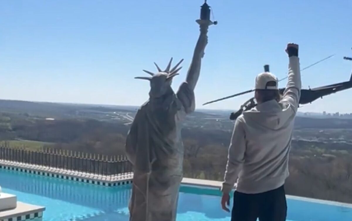 Ελικόπτερα Apache πέταξαν πάνω από την πισίνα του Kid Rock