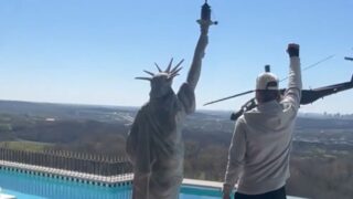 Ελικόπτερα Apache πέταξαν πάνω από την πισίνα του Kid Rock