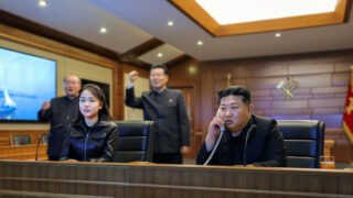 Ο Κιμ Γιονγκ Ουν παρακολουθεί την πυραυλική άσκηση μαζί με την κόρη του Κιμ Τζου Ε