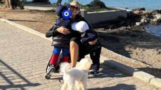 H Kωνσταντίνα Σπυροπούλου με τους γιους της