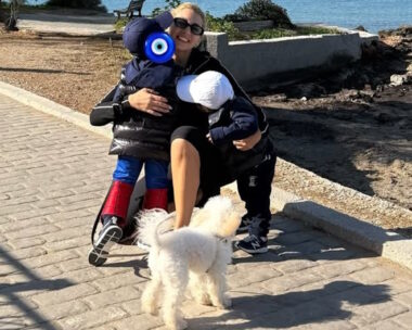 H Kωνσταντίνα Σπυροπούλου με τους γιους της