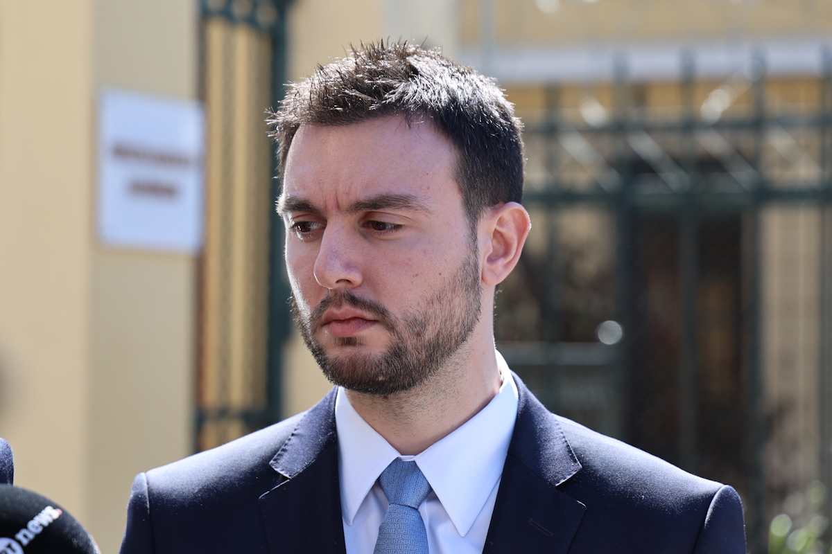 Δίκη του ανεξάρτητου βουλευτή, προερχόμενος από τους "Σπαρτιάτες", Κωνσταντίνου Φλώρου για βιαιοπραγία σε βάρος του βουλευτή της Ελληνικής Λύσης Βασίλη Γραμμένου στο Μεικτό Ορκωτό Δικαστήριο της Αθήνας