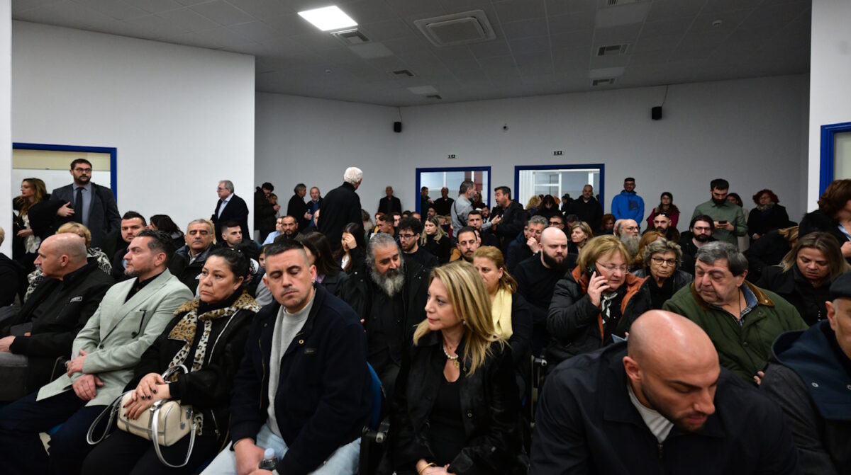 Πλήθος κόσμου στο δικαστήριο