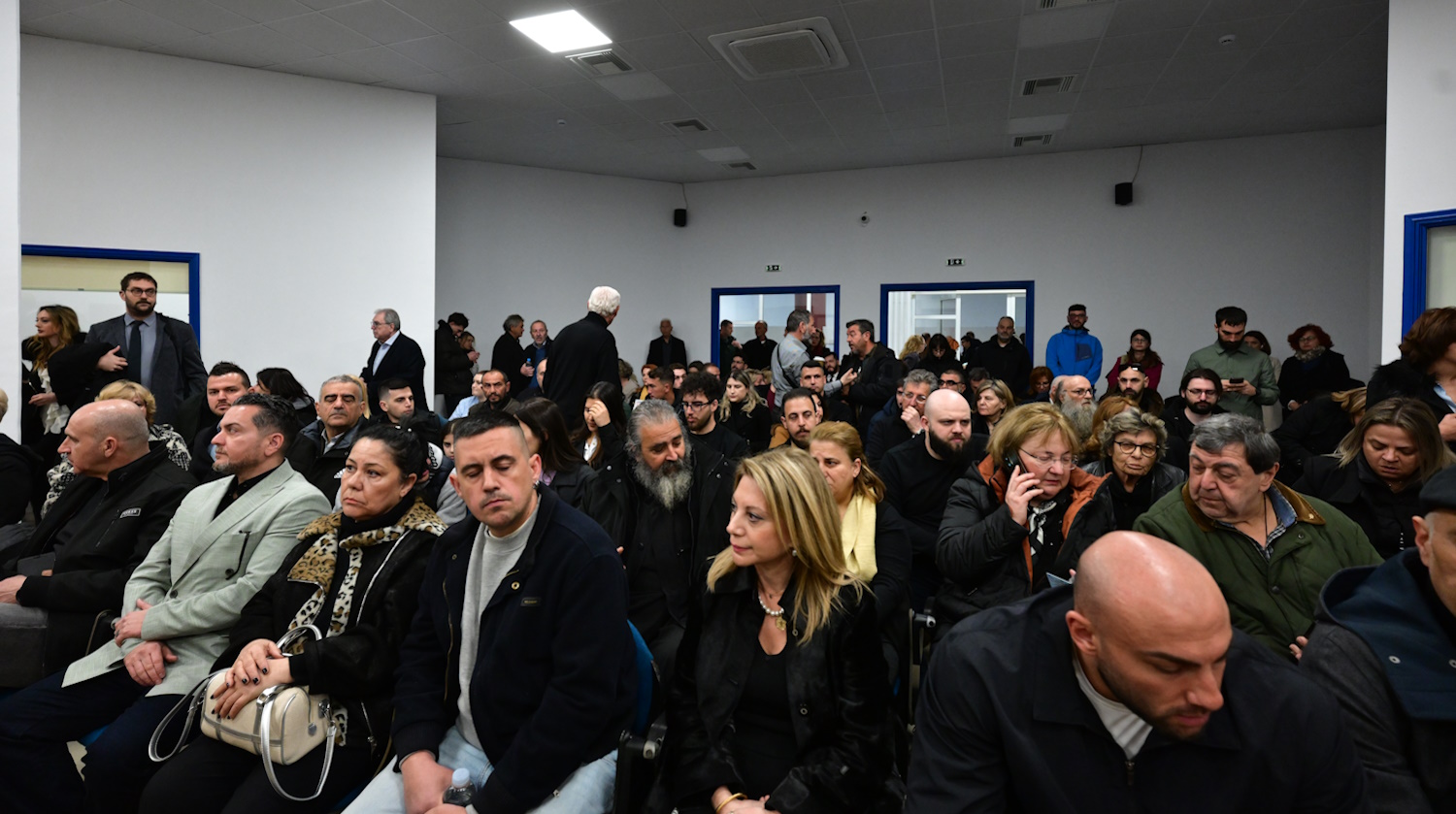 Πλήθος κόσμου στο δικαστήριο