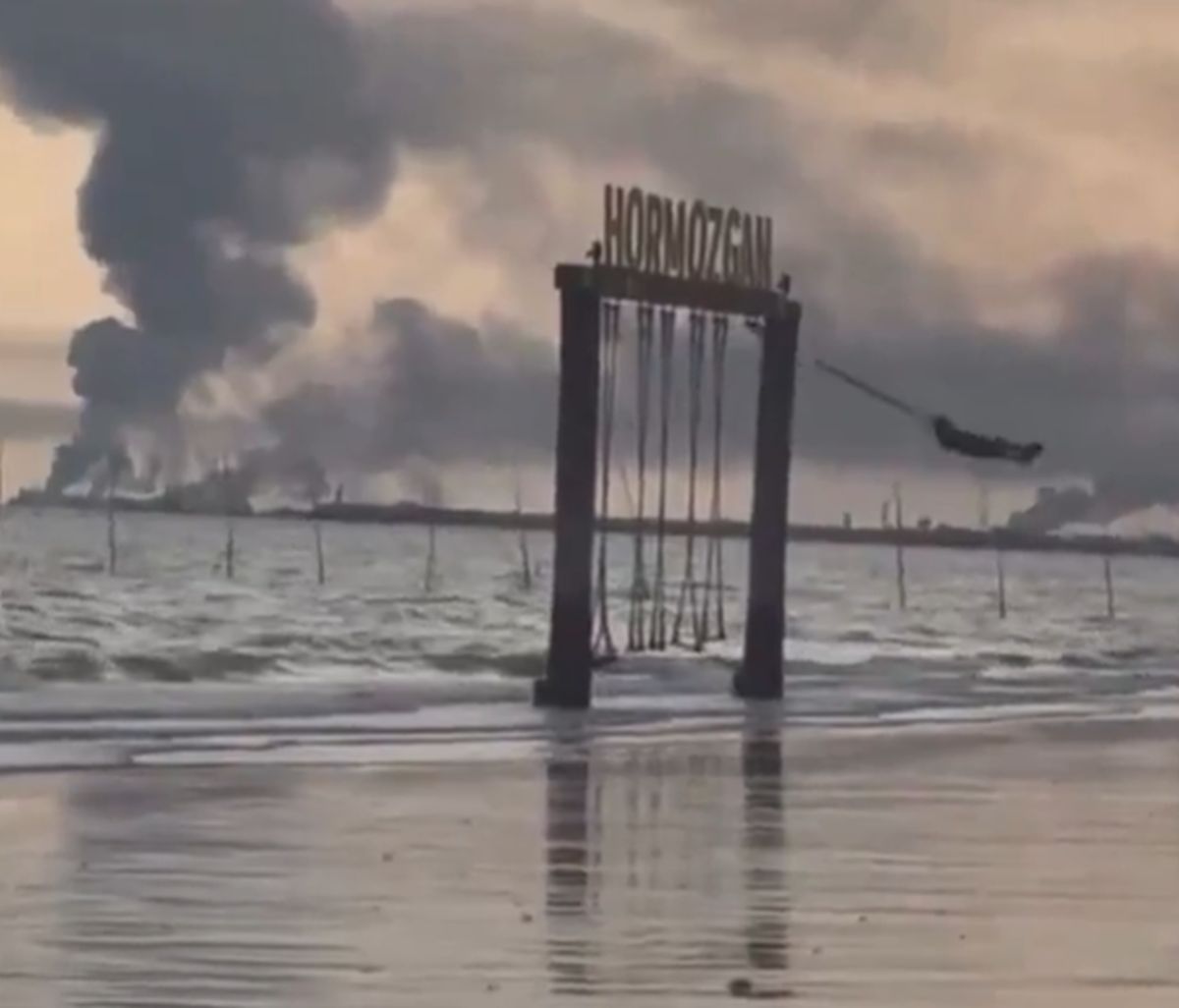 Μικρό κορίτσι κάνει κούνια με φόντο τους βομβαρδισμούς στο Ιράν