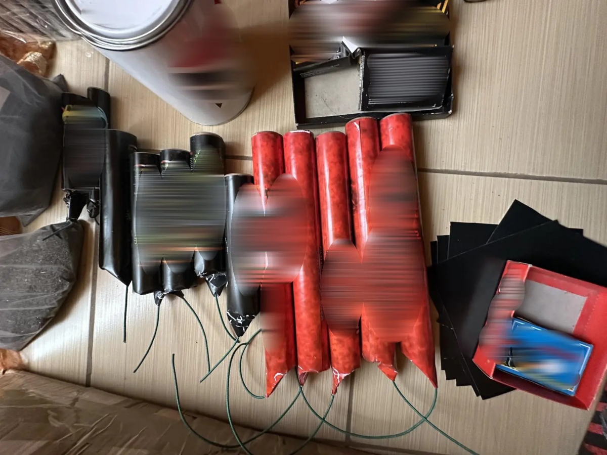 Άγιος Δημήτριος: Σε εργαστήριο εκρηκτικών είχε μετατρέψει το παιδικό δωμάτιο ανήλικος – Βρέθηκαν πάνω από 6.500 κροτίδες