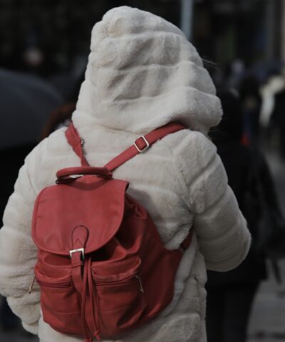 Γυναίκα με μπουφάν