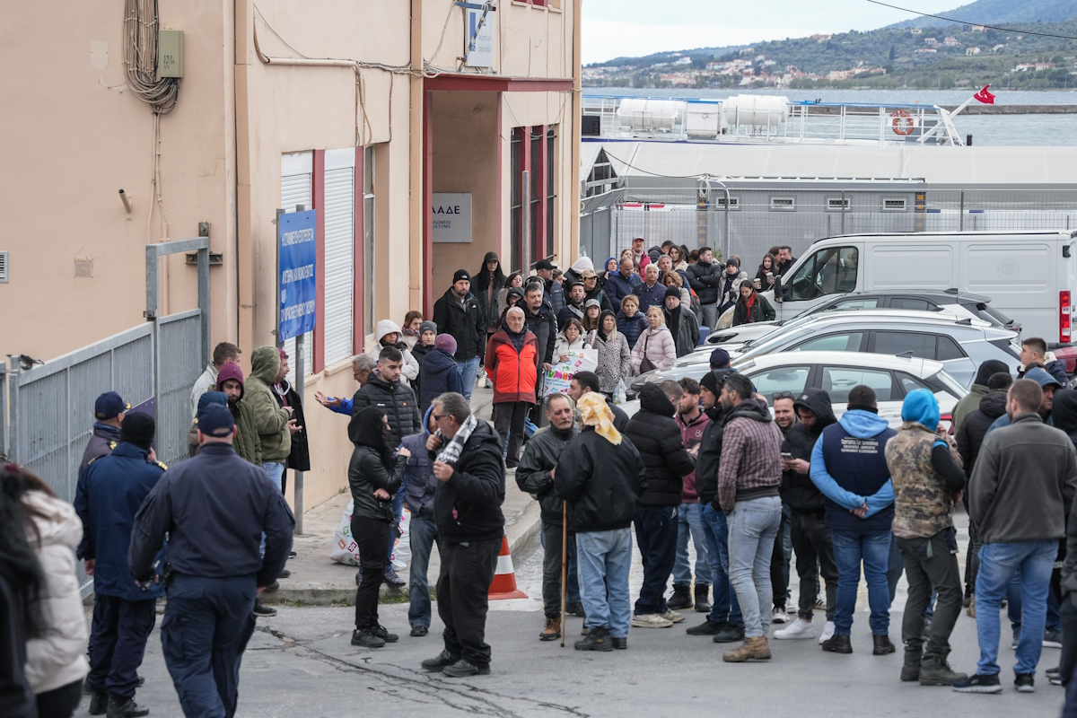 Διαμαρτυρία πραγματοποιούν οι κτηνοτρόφοι της Λέσβου στη πόλη της Μυτιλήνης. Έχουν αποκλείσει το λιμάνι της Μυτιλήνης με αποτέλεσμα να μην μπορούν να επιβιβαστούν στο καράβι για Πειραιά, καθώς και 1000 περίπου τουρίστες από Τουρκία