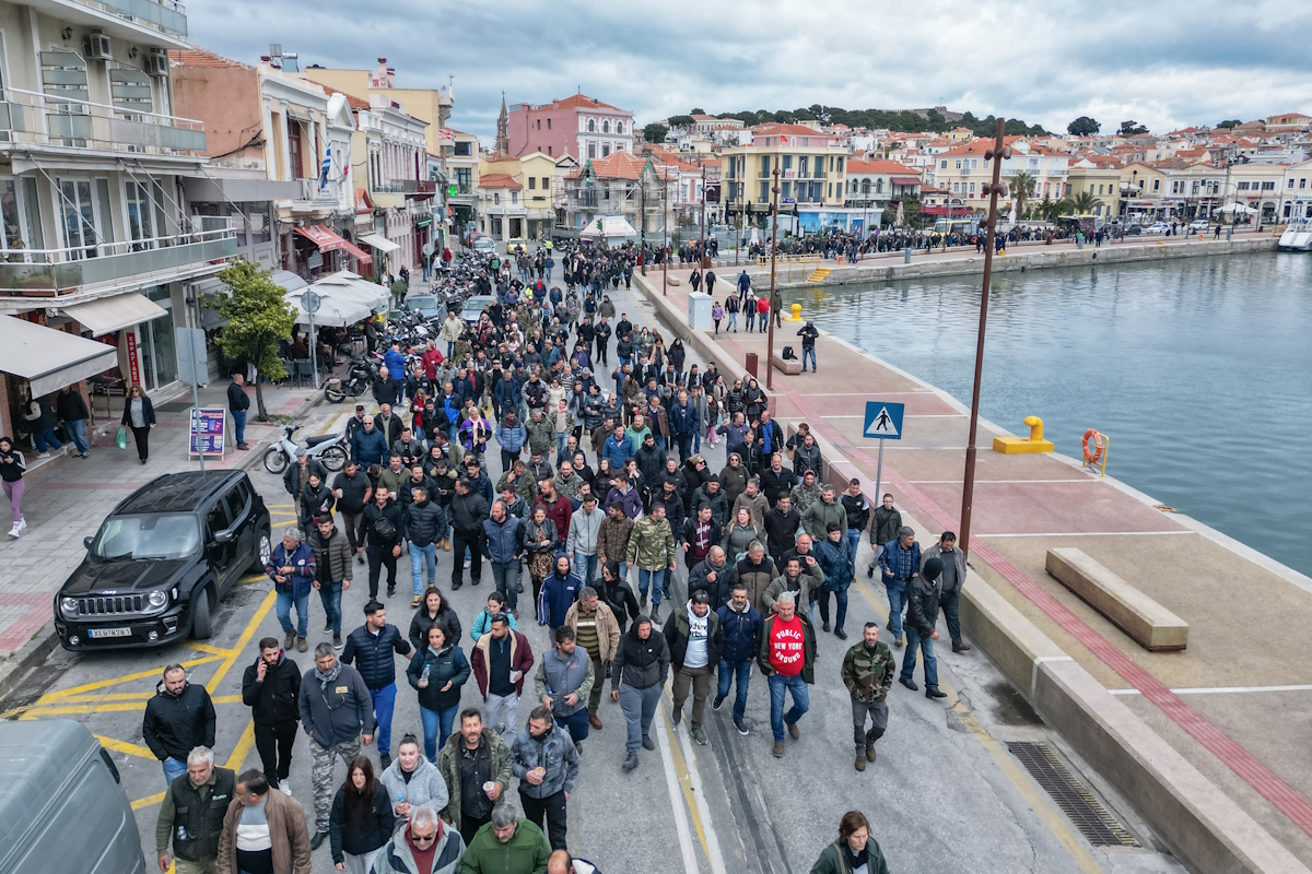 Διαμαρτυρία πραγματοποιούν οι κτηνοτρόφοι της Λέσβου στη πόλη της Μυτιλήνης. Έχουν αποκλείσει το λιμάνι της Μυτιλήνης με αποτέλεσμα να μην μπορούν να επιβιβαστούν στο καράβι για Πειραιά, καθώς και 1000 περίπου τουρίστες από Τουρκία