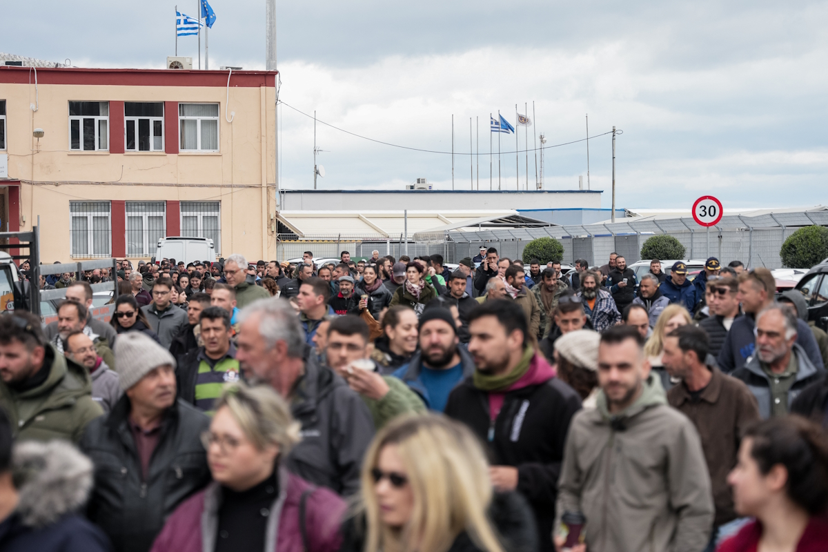 Διαμαρτυρία πραγματοποιούν οι κτηνοτρόφοι της Λέσβου στη πόλη της Μυτιλήνης. Έχουν αποκλείσει το λιμάνι της Μυτιλήνης με αποτέλεσμα να μην μπορούν να επιβιβαστούν στο καράβι για Πειραιά, καθώς και 1000 περίπου τουρίστες από Τουρκία