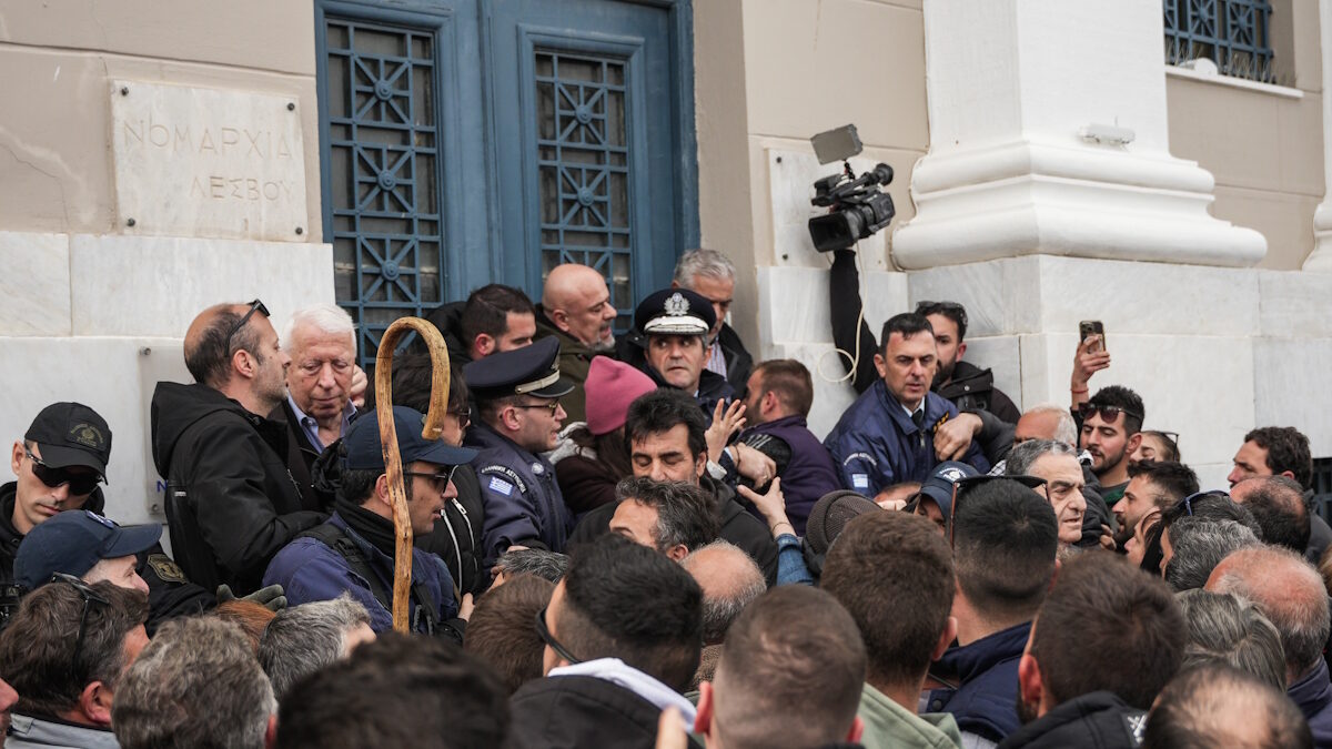 Διαμαρτυρία πραγματοποιούν οι κτηνοτρόφοι της Λέσβου στη πόλη της Μυτιλήνης. Έχουν αποκλείσει το λιμάνι της Μυτιλήνης με αποτέλεσμα να μην μπορούν να επιβιβαστούν στο καράβι για Πειραιά, καθώς και 1000 περίπου τουρίστες από Τουρκία