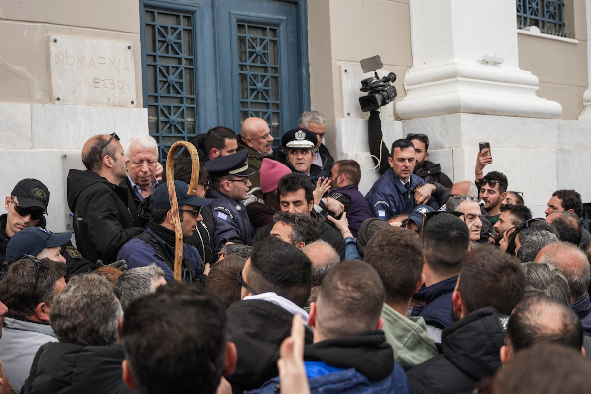 Διαμαρτυρία πραγματοποιούν οι κτηνοτρόφοι της Λέσβου στη πόλη της Μυτιλήνης. Έχουν αποκλείσει το λιμάνι της Μυτιλήνης με αποτέλεσμα να μην μπορούν να επιβιβαστούν στο καράβι για Πειραιά, καθώς και 1000 περίπου τουρίστες από Τουρκία