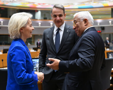 O Κυριάκος Μητσοτάκης με τον Αντόνιο Κόστα και την Ούρσουλα φον ντερ Λάιεν