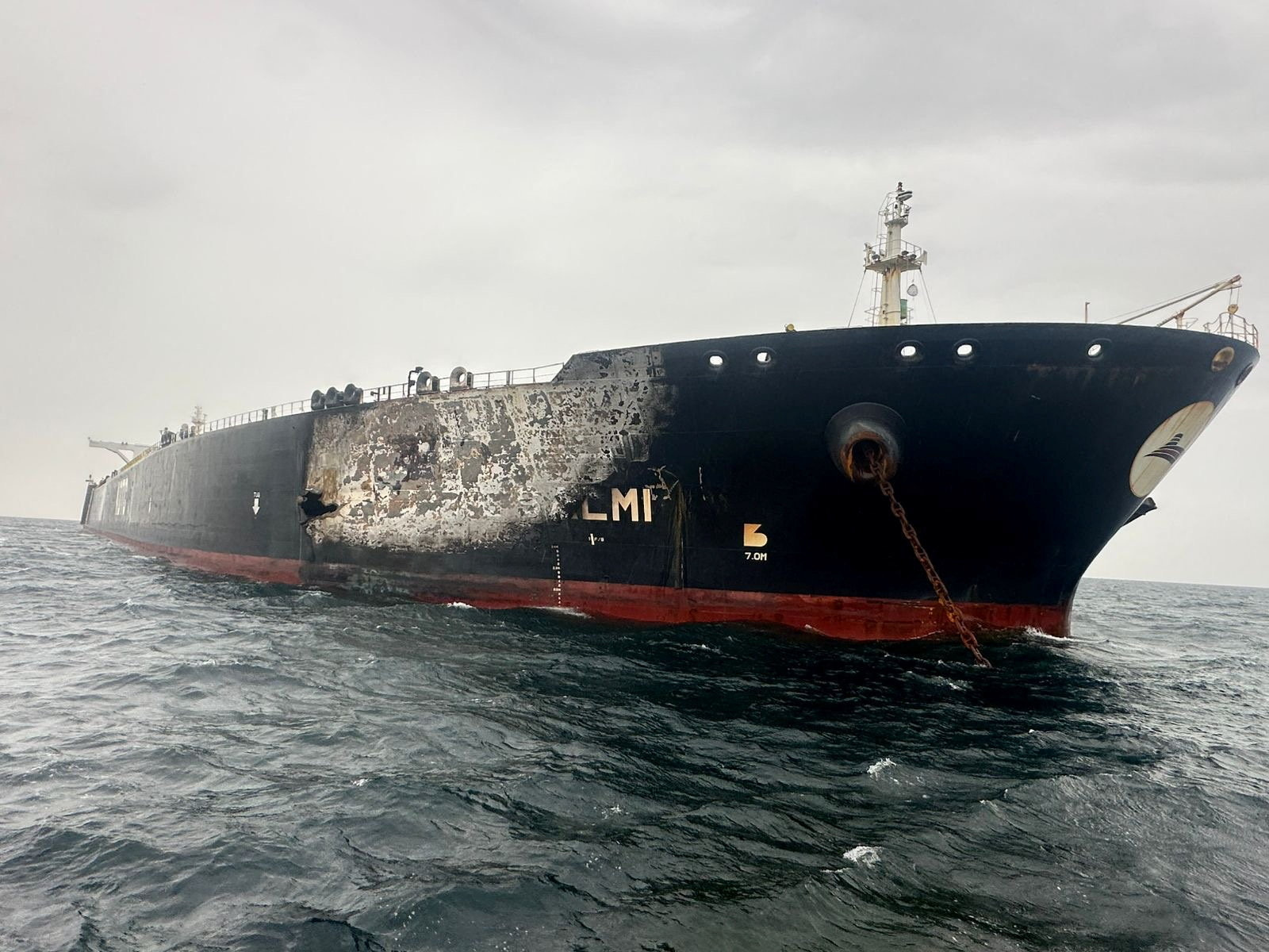 Damage to the Kuwait-flagged Al-Salmi crude oil tanker, following a reported strike Το δεξαμενόπλοιο του Κουβέιτ που χτυπήθηκε από ιρανικά πλήγματα / Kuwait Petroleum Corporation/Handout via REUTERS
