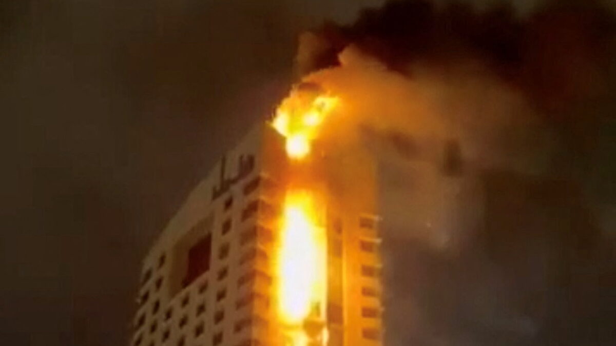 Καίγεται κυβερνητικό κτίριο στο Κουβέιτ