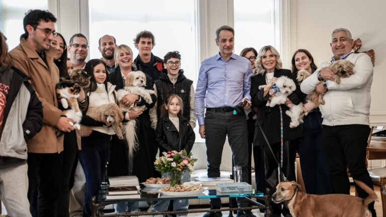 Στιγμιότυπο από τη συνάντηση του πρωθυπουργού, Κυριάκου Μητσοτάκη με τους επαναπατρισθέντες Έλληνες από τη Μέση Ανατολή που ήρθαν με τα κατοικίδιά τους