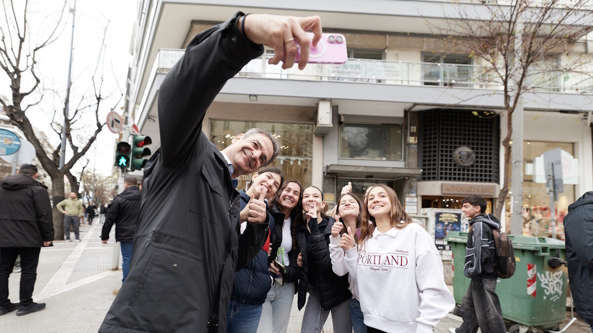 Χαλαρό στιγμιότυπο από την επίσκεψη του Κυριάκου Μητσοτάκη στο εργοτάξιο του Flyover στη Θεσσαλονίκη